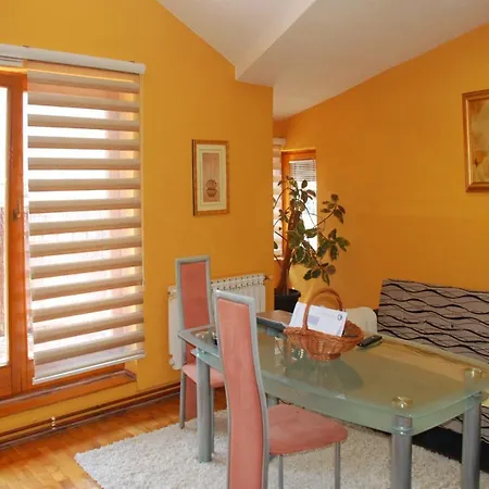 Lux Apartman Leka شقة *