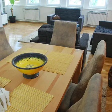 Lux Apartman Leka شقة